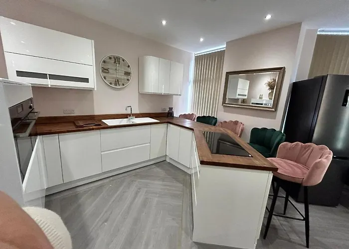 Strawberry Fields Suite By Sasco Apartments